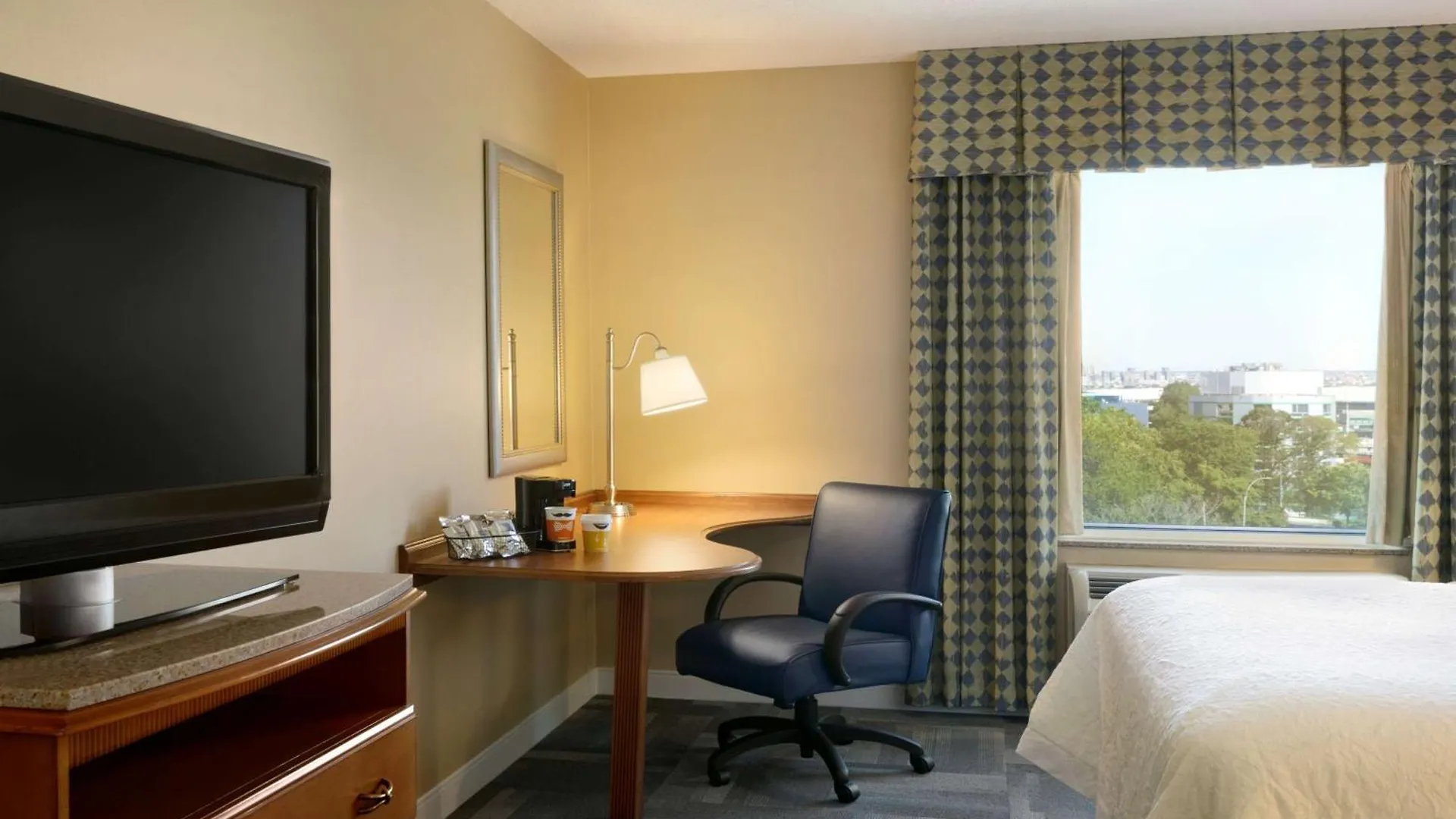 Hampton Inn New York - Laguardia Airport Hotel